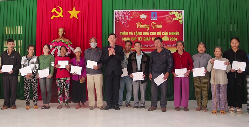 Đ/c Võ Thanh An - UVBTV Tỉnh Ủy tặng quà cho hộ cận nghèo huyện Minh Long