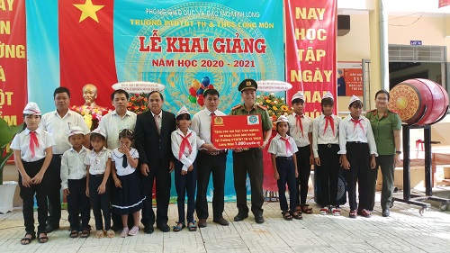 Đại diện Công An huyện trao vở tại điểm Trường TH & THCS Long Môn