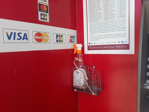 Đặt chai sát khuẩn tại cây ATM