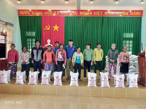 Đồng chí Đặng Thái Bình, PBT Huyện Đoàn tặng gạo cho bà con Nhân dân xã Thanh an