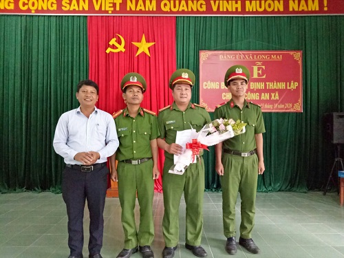 Đồng chí Đinh Thanh Minh - BTĐU xã Long Mai trao QĐ thành lập Chi bộ Công an xã
