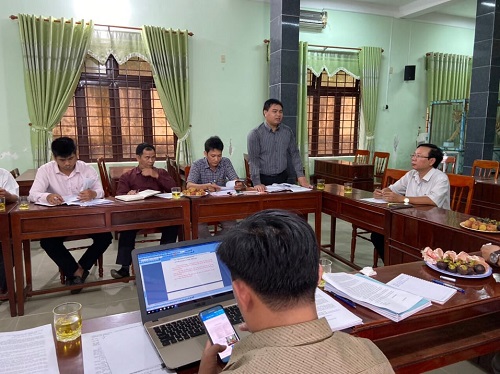 Đồng chí Đinh Văn Điết – PCT UBND huyện báo cáo tình hình thực hiện với Đoàn kiểm tra