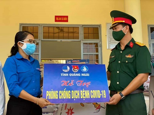 Đồng chí Huỳnh Thị Sương, PBT TT Tỉnh Đoàn trao bảng hỗ trợ cho đồng chí Huỳnh Kim Hải, Chỉ huy trưởng BCH Quân sự huyện