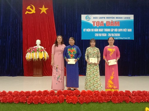 Đồng chí Lê Thị Kim Tuyết - CT HLHPN huyện trao Kỷ niệm chương đến Hội viên