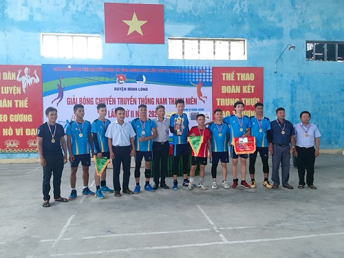 Đồng chí Lê Thanh Bình, PBT TT Huyện ủy trao cúp, cờ, huy chương vàng cho đội bóng Đoàn xã Long Hiệp