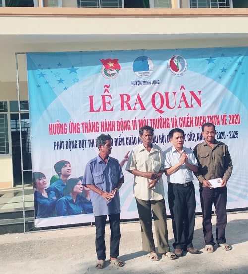 Đồng chí Nguyễn Văn Bảy, PCT UBND huyện tặng quà cho TNXP có hoàn cảnh khó khăn