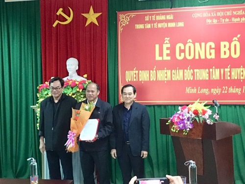 Đồng chí Nguyễn Xuân Mến và Đồng chí Lê Báy trao quyết định và tặng hoa cho Đồng chí Đinh Muôn