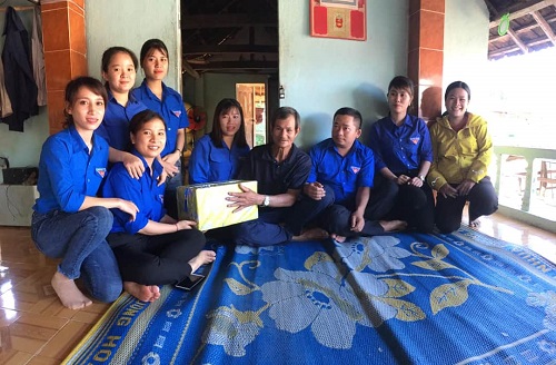 Đồng chí Trần Văn Bình, BT Đoàn xã Long Hiệp thăm tặng quà cho các hộ gia đình chính sách