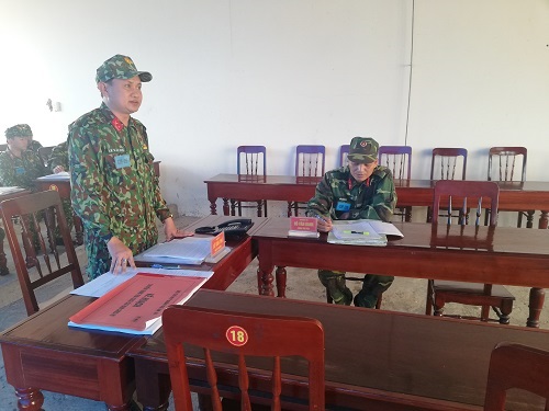 Thiếu tá Lê Văn Thủ, Phó CHT-TMT trên cương vị CHT khung tập Hội ý với CTV khung tập về việc nhận lệnh chuyển trạng thái từ CHT Bộ CHQS tỉnh