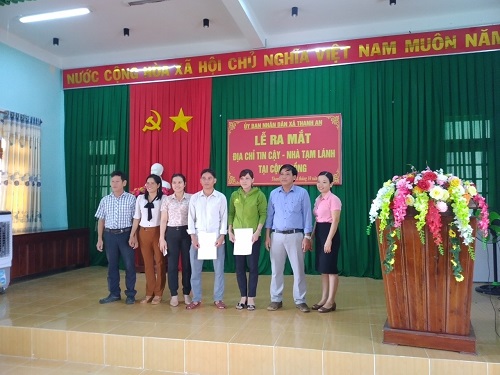 Đồng chí Đinh Ê Hoàng - PBTĐU - CTUBND xã Thanh An trao QĐ thành lập Mô hình