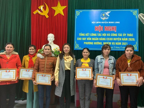 Đ-c Lê Thị Kim Tuyết - Chủ tịch HLHPN huyện trao tặng giấy khen các tập thể, cá nhân có thành tích xuất sắc