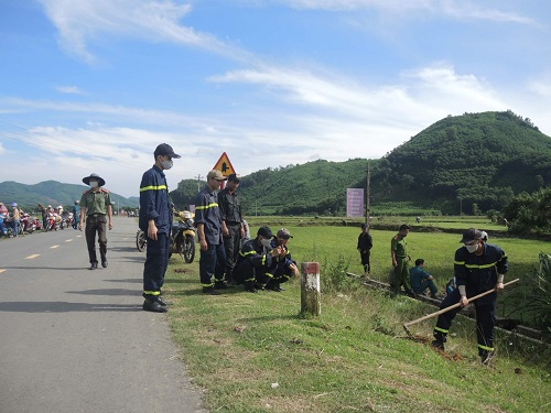 ĐVTN và lực lượng Công an trồng cây tại tuyến đường Đồng Cần, xã Thanh An