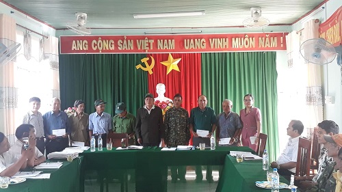 Đc Đinh Thị Mai Sinh - CT HĐND huyện trao quà NCC xã Long Môn