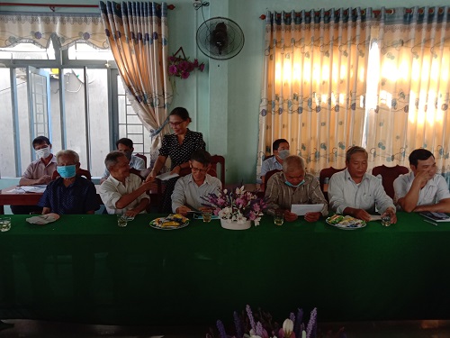 Đc Đinh Thị Mai Sinh - CT HĐND huyện trao quà NCC