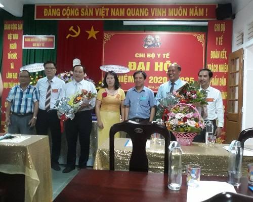 Đ/c Nguyễn Văn Bảy và đ/c Lê Thanh Hải tặng hoa cho Chi ủy nhiệm kỳ 2020 - 2025