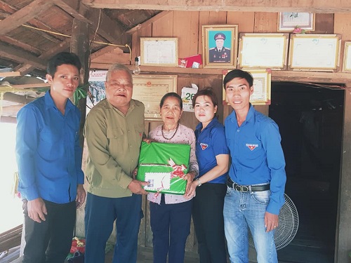 Đoàn xã Long Sơn, thăm tặng quà cho AHLLVT Đinh Lục