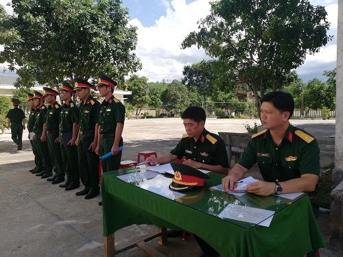 Trung tá Huỳnh Kim Hải, UVBTVHU-CHT và Thượng tá  Phạm Ngọc Nguyên, Phó Bí thư ĐU, CTV Ban CHQS huyện trực tiếp thông qua  giáo án tập huấn của cán bộ