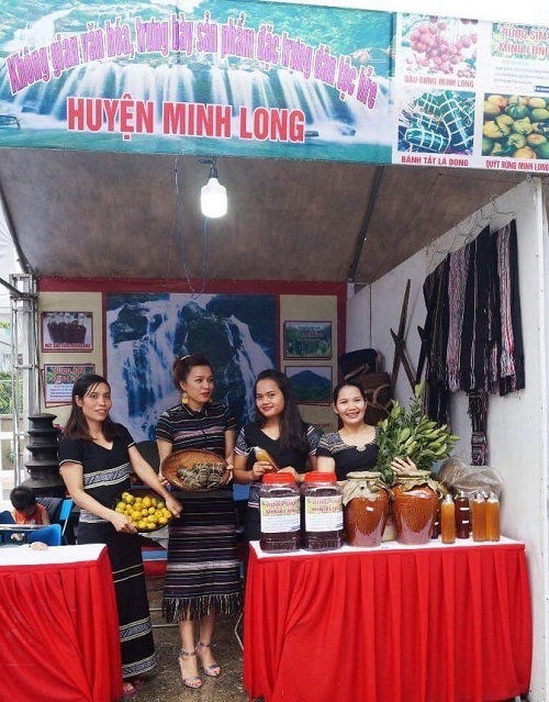 Các thiếu nữ huyện Minh Long tại không gian trưng bày sản phẩm đặc trưng dân tộc H’re