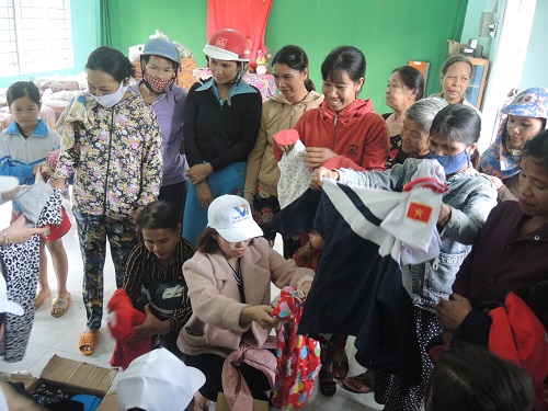 Toàn cảnh buổi tặng quà tại thôn Hà Liệt, xã Long Hiệp