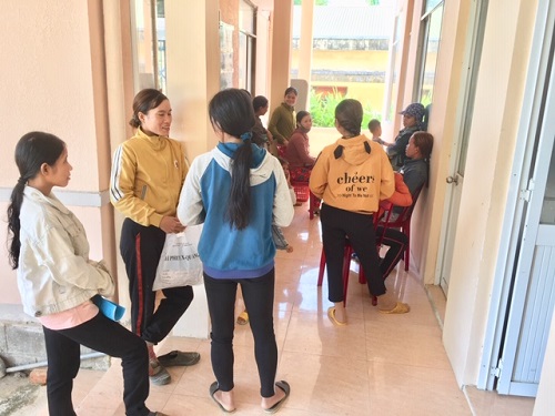 Chị Vinh dẫn chị em của thôn đến khám trong Chiến dịch SKSS.KHHGĐ 2020