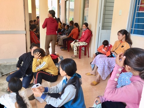 Chị em phụ nữ xã Long Sơn tham gia Chiến dịch