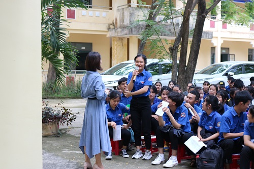 Học sinh trao đổi thông tin với báo cáo viên
