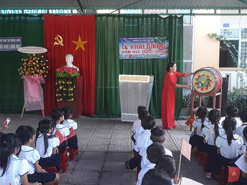 Cô Nguyễn Thị Tuyền, Hiệu trưởng nhà trường đánh trống khai giảng năm học mới