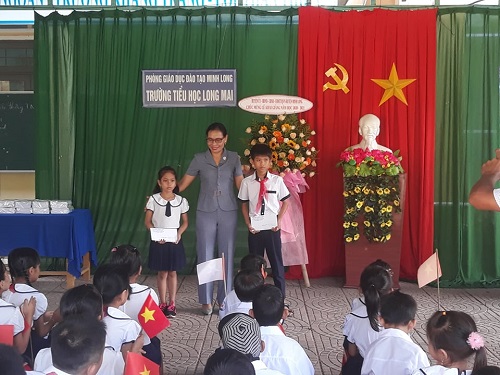 Bà Đinh Thị Mai Sinh, Chủ tịch HĐND huyện tặng quà cho 02 em học sinh 