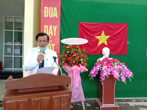 Thầy Lê Ngọc Đức - Hiệu trưởng Trường THPT Minh Long phát biểu tại Lễ khai giảng