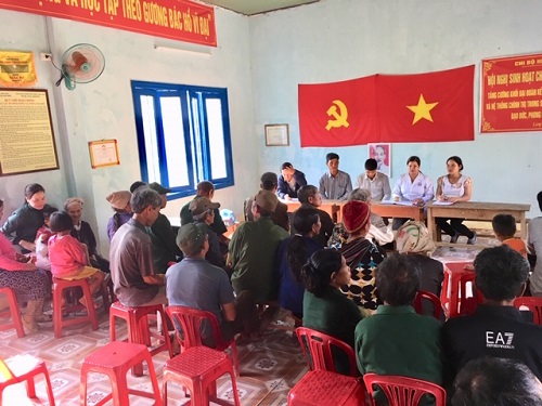 Lãnh đạo Trạm Y tế và nhân viên tổ chức truyền thông phòng chống dịch bệnh Covid 19 tại thôn Làng Ren