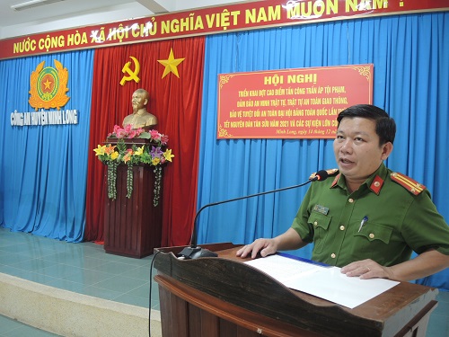 Đồng chí Trung tá Lê Tuấn-Phó trưởng Công an huyện phát lệnh ra quân đợt cao điểm