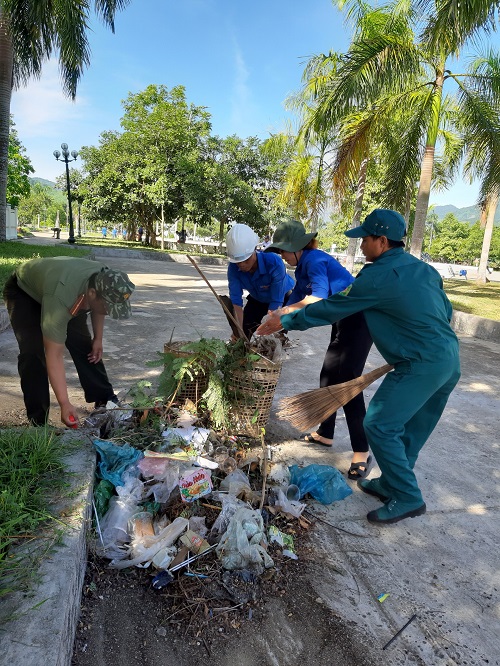 Lực lượng ĐVTN ra quân thu gom Rác thải nhựa tại Công viên cây xanh huyện