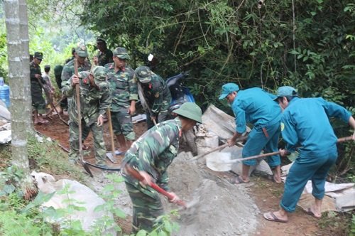 Lực lượng vũ trang huyện huyện giúp dân làm đường tại Long Sơn