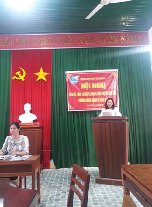 Đ/c Lê Thị Kim Tuyết - CTHLHPN huyện phát biểu tại HN