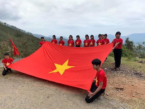 Nghi lễ chào cờ tại Đỉnh núi Mum của trường Long Môn