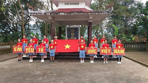Phần thi của Liên đội trường TH Long Hiệp tại Đà tưởng niệm xã Thanh An