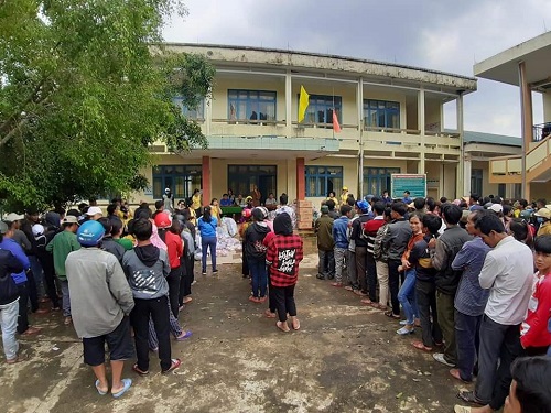 Quang cảnh tặng quà cho nhân dân xã Long Sơn