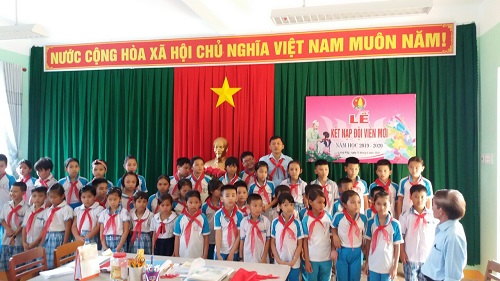 Thầy Đoàn Phú Diệp, trao khăn quàng đỏ và công nhận 45 em được đứng và hàng ngũ Đội TNTP HCM