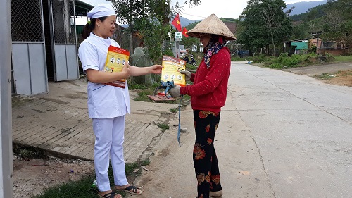 Nhân viên Trạm y tế xã Thanh An tuyên truyền cho người dân