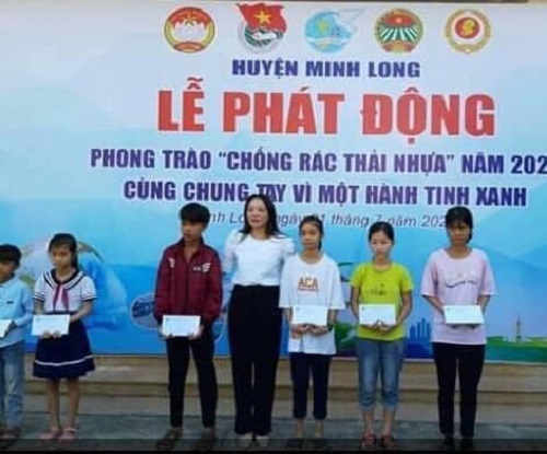 Đ/c Lê Thị Kim Tuyết –Chủ tịch  Hội LHPN huyện trao học bổng cho các em học sinh tại lễ phát động phong trào “ Chống rác thải nhựa” năm 2020