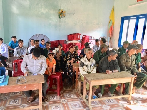 anh Đinh Ủ tổ chức buổi họp dân tại thôn Làng Ren