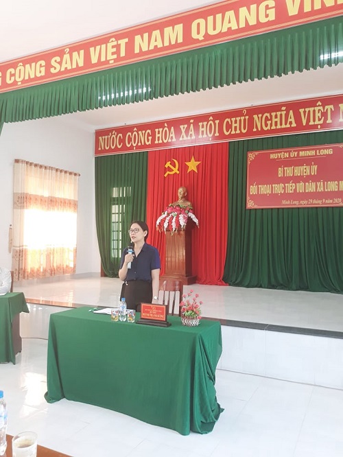 Bí thư Huyện ủy Minh Long tiếp xúc, đối thoại trực tiếp với nhân dân xã Long Mai.