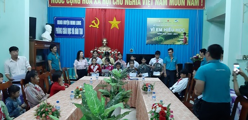 Phòng Giáo dục và Đào tạo huyện và Viettel Quảng Ngãi tổ chức trao học bổng “Vì em hiếu học”