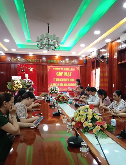 Công đoàn Khối Đảng huyện Minh Long tổ chức Tọa đàm Kỷ niệm 90 năm Ngày thành lập Hội Liên hiệp Phụ nữ Việt Nam (20/10/1930 - 20/10/2020)