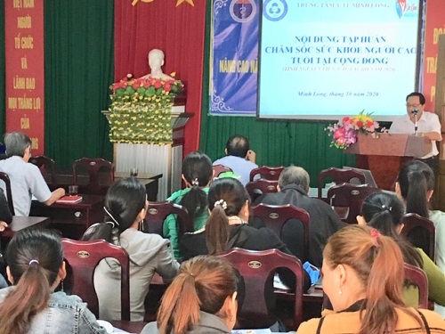 Huyện Minh Long tổ chức tập huấn nâng cao năng lực cho Tổ tình nguyện viên chăm sóc sức khỏe người cao tuổi xã