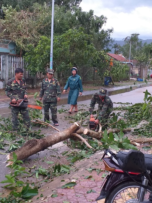 Ban chỉ huy Quân sự huyện Minh Long giúp dân khắc phụ hậu quả lũ lụt