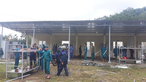 Ban chỉ huy Quân sự huyện huy động lực lượng giúp Trường TH- THCS dân tộc bán trú xã Long Môn khắc phục sau bão số 9.