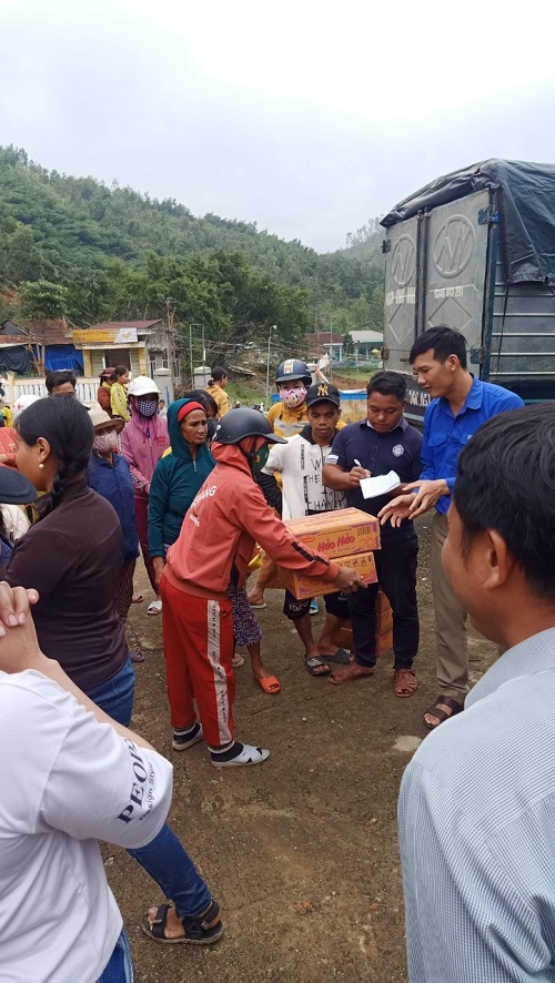 Huyện đoàn phối hợp kịp thời tặng 450 thùng mì tôm cho Nhân dân xã Long Môn