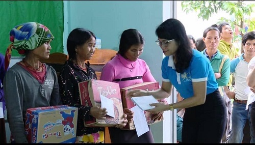 Hội liên hiệp Phụ nữ tỉnh Quảng Ngãi đến thăm và tặng 100 suất quà cho Hội viên phụ nữ khó khăn tại xã Thanh An, huyện Minh Long bị ảnh hưởng bão số 9.
