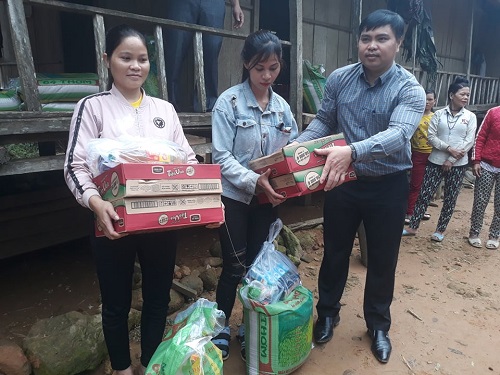 Kịp thời hỗ trợ gạo và nhu yếu phẩm cho 36 hộ dân thôn Gò Tranh
